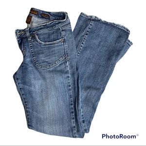 Women’s size 7/8 distressed Aeropostale skinny flare jeans.